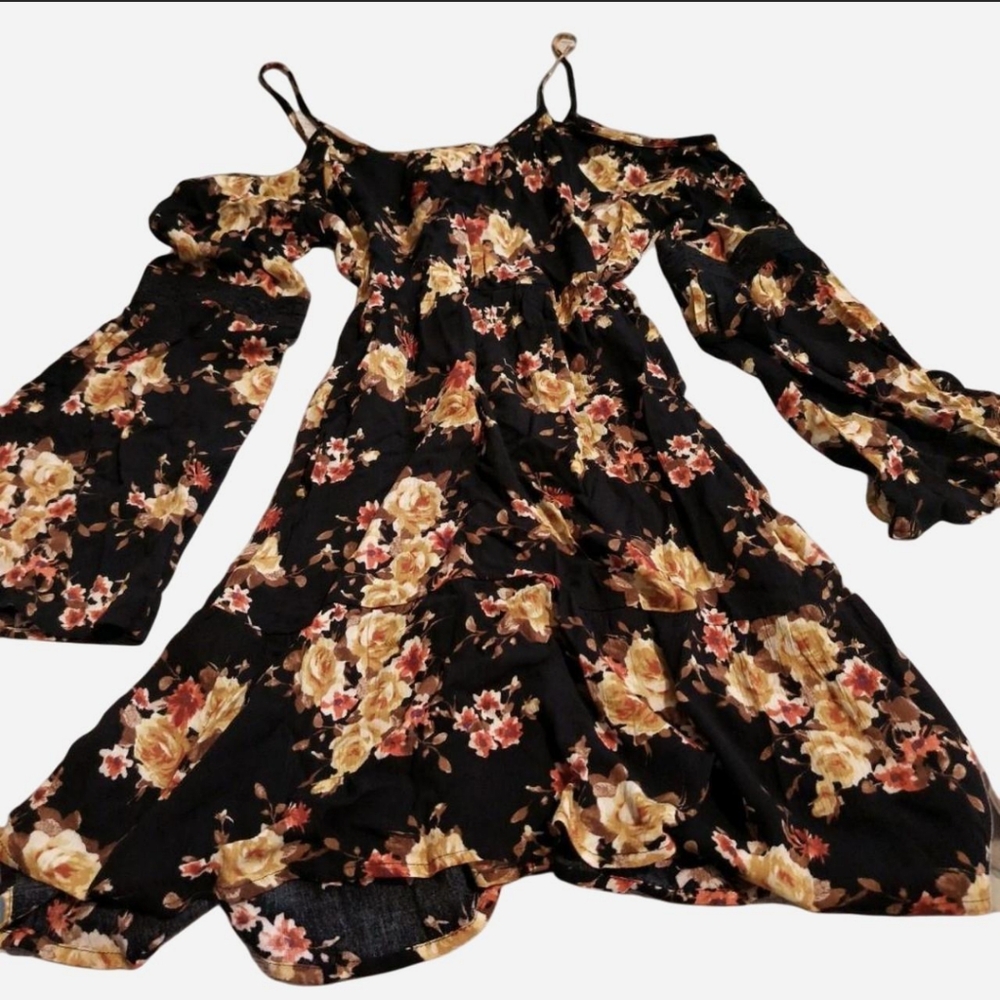 PaperDoll Sz M Black Floral Cold Shoulder Romper Shorts Bell Sleeve Lace Crochet - Picture 3 of 6